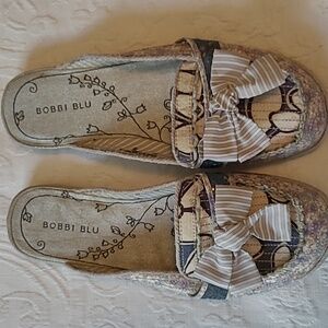 Bobbi Blu slip on shoes size 9M.